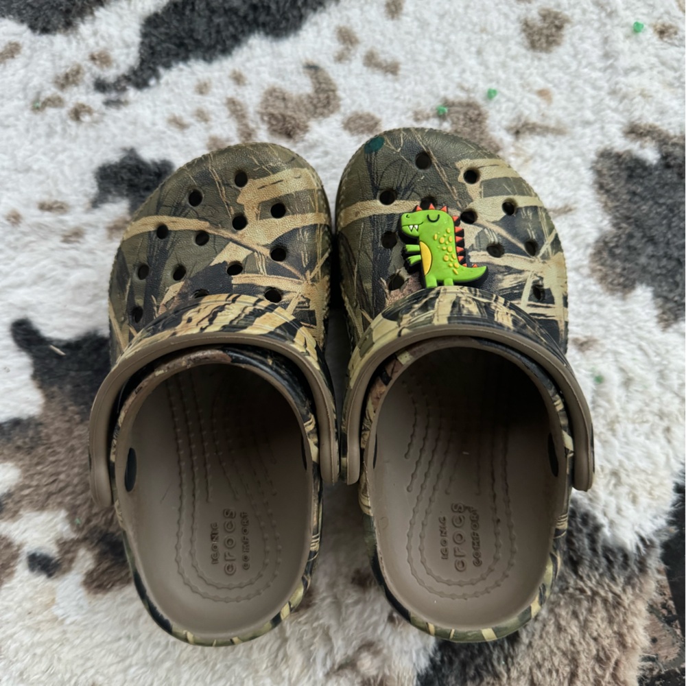Toddler camo crocs size 7
